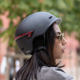 Casco smart con LED intermitente